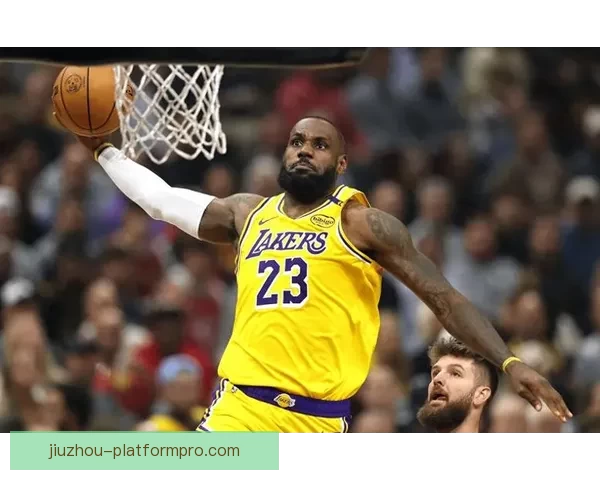 詹姆斯单场48分77次扣篮刷新多项纪录 高效表现成为球队第三进攻核心