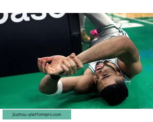 小卡手腕伤势加重仍坚守赛场 对猛龙比赛中受伤不得不硬撑